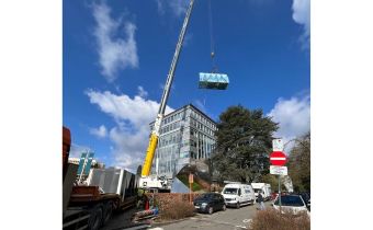 Remplacement d'un groupe de froid sur le toit d'un immeuble de bureaux Remplacement d'un groupe de froid sur le toit d'un immeuble de bureaux