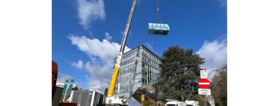 Remplacement d'un groupe de froid sur le toit d'un immeuble de bureaux Remplacement d'un groupe de froid sur le toit d'un immeuble de bureaux